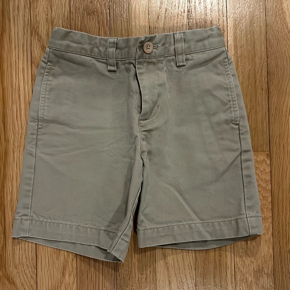 Vineyard Vines boys khaki shorts in size 4T.  Adjustable waist.